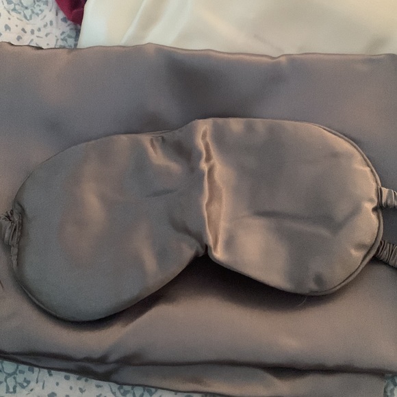 Satin pillowcases and eye mask - Picture 6 of 9